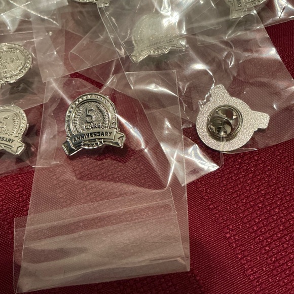 Set of 25 Silver 5 YEARS ANNIVERSARY pins with butterfly clasp. - Picture 4 of 4